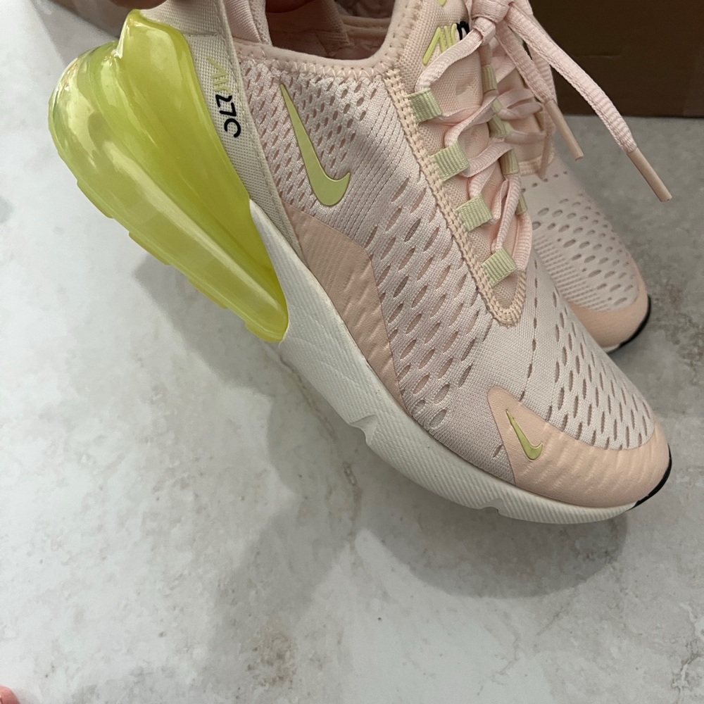 Nike  Airmax 270 ah6789-802
 Pink yellow Women's Sneakers in Pink and Yellow